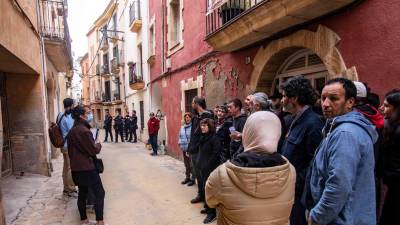 Los miembros del Sindicat d’Habitatge de Tarragona negocian con la comitiva judicial frente a la vivienda desahuciada. foto: Àngel Ullate