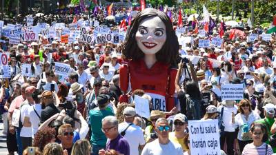 Manifestación que el colectivo Vecinas y Vecinos de los Barrios y Pueblos de Madrid ha convocado este domingo bajo el lema 'Salvemos nuestra sanidad pública', para defender una sanidad 100% pública y para protestar contra los recortes. Foto: EFE