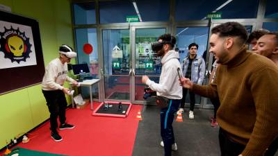 Un grup de joves provant la realitat virtual, ahir al campus ebrenc. foto: joan revillas