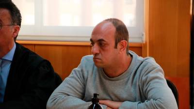 El hombre acusado de presuntamente matar a su pareja en septiembre de 2023 en Tarragona al inicio del juicio celebrado en la Audiencia tarraconense. Foto: ACN