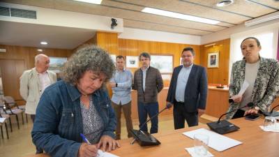 Montse Castellarnau firmando la moción de censura. FOTO: Àngel Ullate