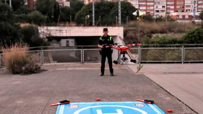 Un agente utilizando el dron, en los momentos previos del concurso de fuegos, a principios de julio. Foto: Àngel Ullate