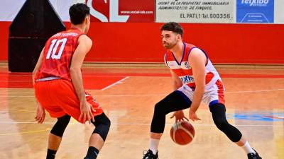 Raül Timoner, jugador del Valls, en el partido de esta temporada contra el CB Roser. foto: Alfredo González