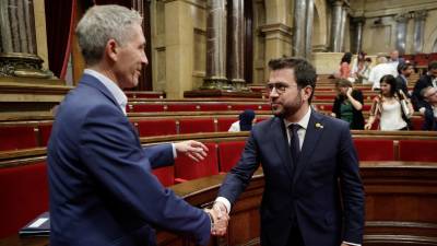 El presidente de la Generalitat, Pere Aragonés, saluda al conseller de Educación, Josep González Cambray tras la votación del 29 de junio en el Parlament para convalidar el decreto ley del Govern que protege el catalán como lengua vehicular en las escuelas. Foto: Efe