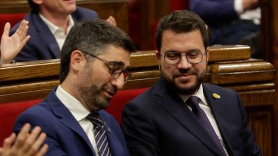 Puigneró y Aragonès juntos en una sesión en el Parlament. Foto: EFE