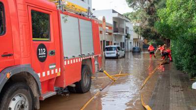 Los Bombers de la Generalitat, trabajando el pasado 4 de noviembre en el barrio de La Móra, a raíz de la dana. Foto: Marc Bosch