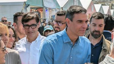 El presidente del Gobierno, Pedro Sánchez, acompañado por el líder del PSC, Salvador Illa, ha irrumpido por sorpresa este miércoles en la Feria de Abril de Barcelona, en plena campaña de las elecciones catalanas del 12 de mayo. Foto: EFE