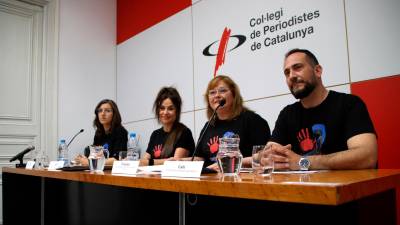 Trabajadores penitenciarios durante la rueda de prensa de este martes en Barcelona. Foto: ACN