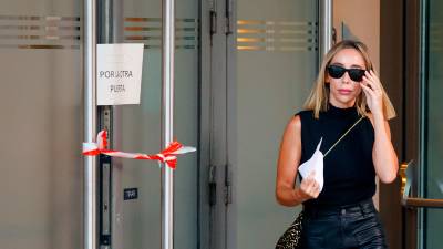 Patricia Pérez, jefa de prensa de la selección femenina de fútbol, sale de la Audiencia Nacional este jueves, donde acudió a prestar testimonio en la investigación al expresidente de la Federación Española de Fútbol (RFEF) Luis Rubiales por agresión sexual y coacciones a la futbolista Jenni Hermoso. EFE/ Javier Lizón