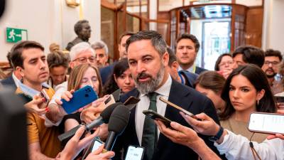 El líder de Vox, Santiago Abascal, atiende a los medios este jueves en el Congreso de los Diputados. Foto: EFE/Fernando Villar