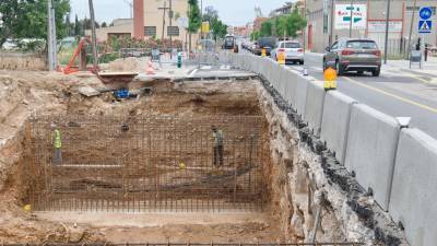 Estat actual de les obres al pont del barranc de Pixadors, al nucli urbà de l’Aldea. Foto: Joan Revillas