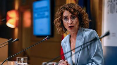 La vicepresidenta primera del Gobierno y ministra de Hacienda, María Jesús Montero, ofrece una rueda de prensa, este lunes en Madrid. Foto: EFE