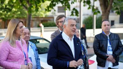 El candidato a Lehendakari del Partido Popular, Javier de Andrés, a su llegada al centro cívico de Judizmendi de Vitoria-Gasteiz para ejercer su derecho al voto en las elecciones al Parlamento Vasco, este domingo. Foto: EFE