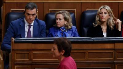 El secretario general del PSOE, Pedro Sánchez, y las vicepresidentasdel Gobierno en funciones, Nadia Calviño (c) y Yolanda Díaz ven a la portavoz de EH Bildu, Mertxe Aizpurua, dirigirse al estrado. Foto: EFE