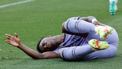 El delantero brasileño del Real Madrid Vinícius Júnior se duele tras una jugada durante el partido correspondiente a la jornada 35 de LaLiga Santander que disputan Valencia CF y Real Madrid este domingo en Mestalla (Valencia). Foto: EFE