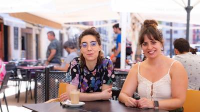 Elisa Alegre y Mireia González, hace unos días, en la Plaça de la Font. FOTO: Àngel Ullate