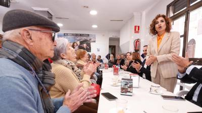 La Vicesecretaria general del PSOE y ministra de Hacienda y Función Pública, María Jesús Montero, durante una reunión con pensionistas en Málaga. Foto: EFE
