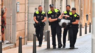 Detención de una persona en Reus. Foto: Alfredo González