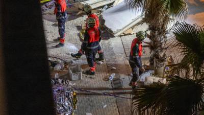 La sobrecarga de una terraza deteriorada por la antigüedad es la hipótesis inicial. Foto: EFE