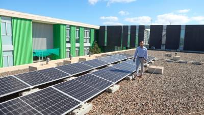 Las placas solares que se han dispuesto en la cubierta de la Escola La Vitxeta de Reus. Foto: Alba Mariné