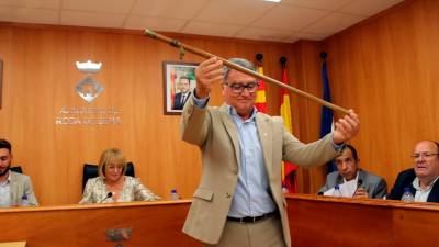 L’alcalde Pere Virgili amb el bastó de l’lalcaldia. FOTO: Aj. Vila-seca