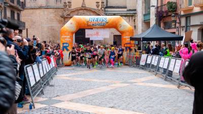 La plaça del Castell va acollir el tret de sortida de la cursa i el lliurament de premis. Foto: Guillem Magrané / La Crispeta