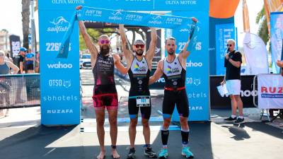 Los tres primeros clasificados de la categoría masculina de la prueba olímpica de la Mini Oliva Motor Triatlón de Cambrils. Foto: Alba Mariné
