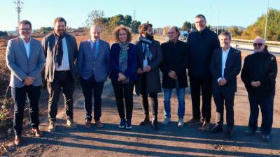 Els impulsors del Logis Montblanc i de l’empresa Bon Preu, amb la consellera de Territori Ester Capella, davant els terrenys on s’ha de fer la plataforma logística. Foto: ACN