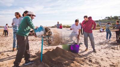 Acción de limpieza de ‘pellets’ en la playa de La Pineda el pasado noviembre. FOTO: Good Karma Projects