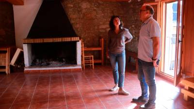 Conrad Solé y Alba Font, miembros de la Associació Masia de Castelló, en la Casa Serrador, donde se podría ubicar un futuro refugio o albergue y un co-trabajo. Foto: ACN