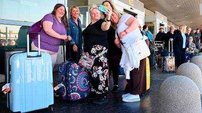 Alguns dels passatgers que van estrenar ahir la temporada d’estiu a l’Aeroport de reus. Foto: Alfredo González