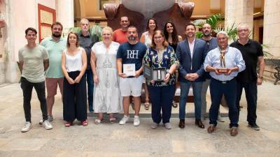 Los ganadores, tras conocer el veredicto, en el ayuntamiento de Tarragona. Foto: Ayuntamiento de Tarragona