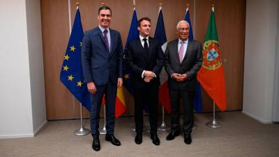 El presidente del Gobierno, Pedro Sánchez, hoy en Bruselas con el presidente de Francia, Emmanuel Macron, y el primer ministro de Portugal, Antonio Costa. FOTO: EFE