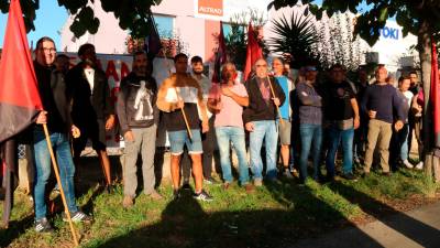 Imagen de los trabajadores a las puertas de la empresa Altrad-Rodisola. Foto: ACN