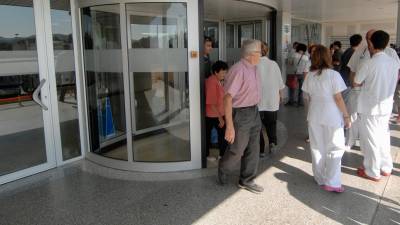 Pacients i professionals a la sortida de l’Hospital de Tortosa Verge de la Cinta. Foto: J. Revillas