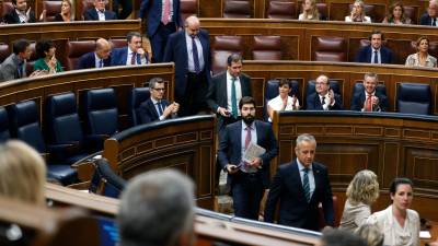 Varios diputados de VOX abandonan el hemiciclo en protesta por el uso de lenguas cooficiales durante el primer pleno del Congreso de la XV Legislatura que este martes aprobará la toma en consideración de la reforma del reglamento de la Cámara para permitir su uso. Foto: EFE