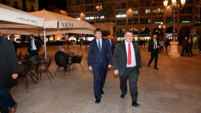 Carles Puigdemont i Víctor Terradelles arriben al Círcol de Reus el 2017 per a una conferència del president de la Generalitat. Foto: Alba Mariné / DT