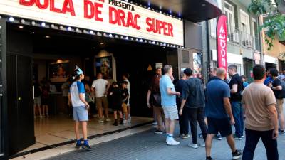 Gente en la Sala Phenomena de Barcelona esperandp para el preestreno de ‘Bola de Drac Súper’. Foto: ACN