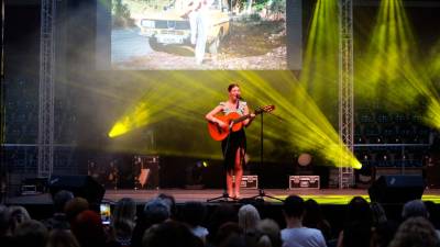 La última Nit d’Artistes de Cambrils tuvo que celebrarse en el Pavelló Municipal debido a las inclemencias del tiempo. foto: Alba Mariné