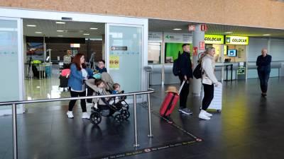 Turistas en el interior de la terminal del Aeropuerto de Reus, esta temporada. Foto: Alba Mariné