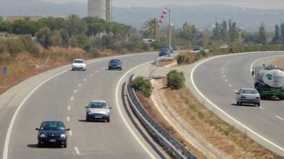 La autopista AP-7 a su paso por el término municipal de L’Ampolla. Foto: Joan Revillas/DT
