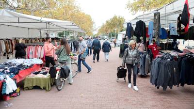 El mercado ambulante de Salou, que se celebra los lunes, se reduce prácticamente a una cuarta parte de paradas en invierno. Foto: Alba Mariné