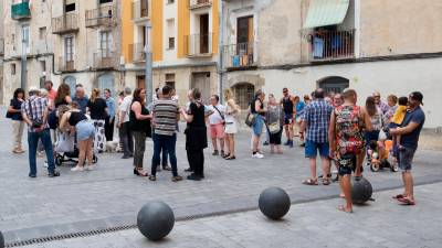 Concentració de veïns ahir a la plaça Gerard Vergés.