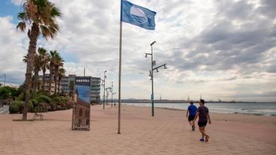 La bandera azul en la playa de La Pineda. FOTO: CEDIDA