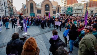 Instante de la concentración que se realizó ayer por la tarde en la plaza Corsini de Tarragona. Foto: Marc Bosch