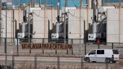 Detalle de un cartel con el lema “No al agua para Catalunya” en la desaladora de Sagunt (Valencia) que enviará agua a Barcelona. Foto: EFE