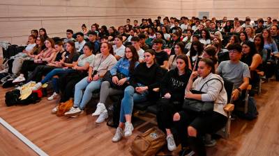 Numerosos estudiantes asistieron a la conferencia inaugural de la emprendedora Maria Teresa Saperas. Foto: Alfredo González