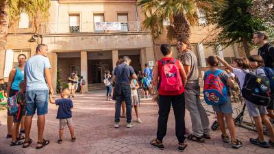 Las familias llevan a sus hijas e hijos a la Escola El Miracle de la ciudad de Tarragona. Foto: Ángel Ullate