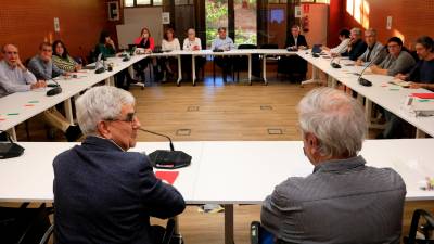 El Consell Escolar es va reunir en un ple específic per debatre l’ús del mòbil. Foto: ACN