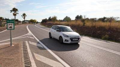 Una doble línea continua divide la carretera de Cambrils. FOTO: Alba Mariné